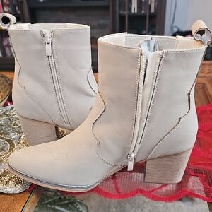 Chic Cream Ankle Boots with Zipper